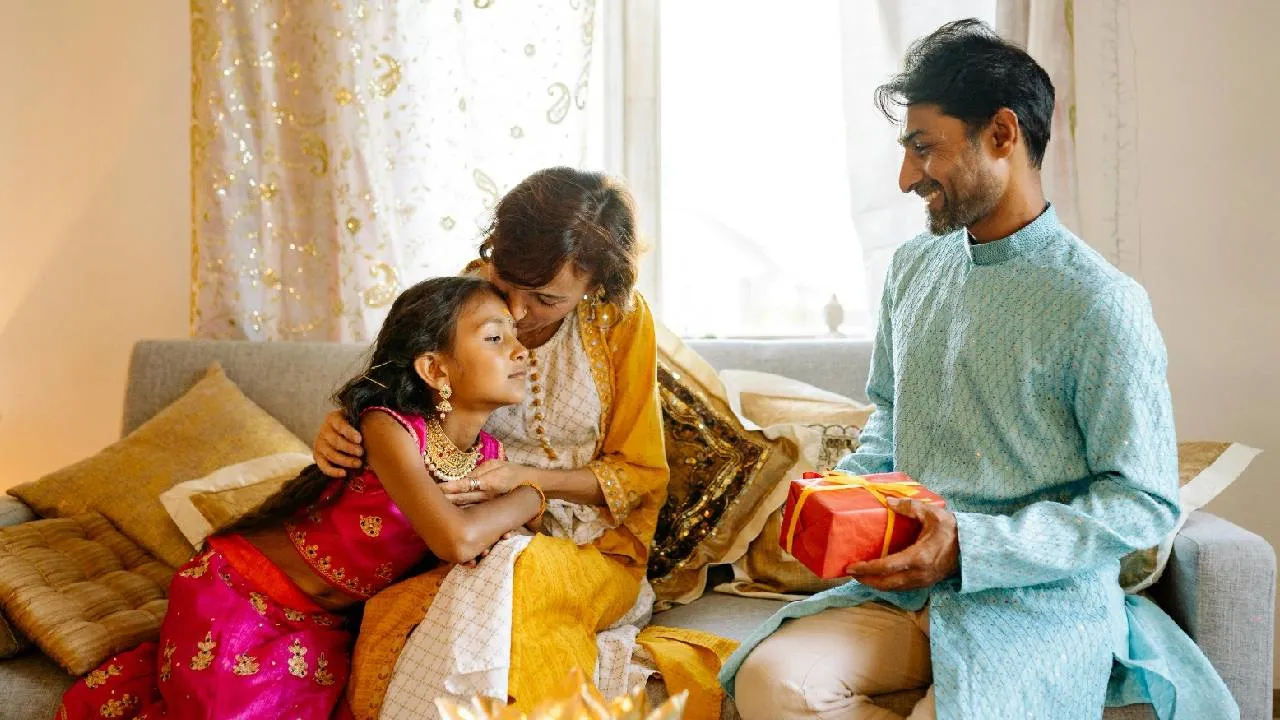 Festival Fashion 2025: ಗಣೇಶ ಚತುರ್ಥಿಯ ಸಂಭ್ರಮಕ್ಕೆ ಸಾಥ್‌ ನೀಡುವಂತಿರಲಿ ಫ್ಯಾಮಿಲಿ  ಸ್ಟೈಲಿಂಗ್‌ - Image 3