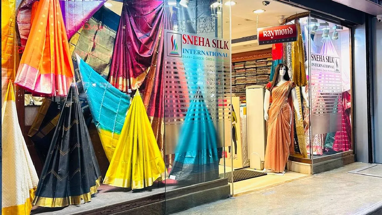 Festive Season Saree Shopping 2025: ಗೌರಿ ಹಬ್ಬಕ್ಕೆ ಹೆಚ್ಚಾಯ್ತು ಸೀರೆ ಖರೀದಿ - Image 3