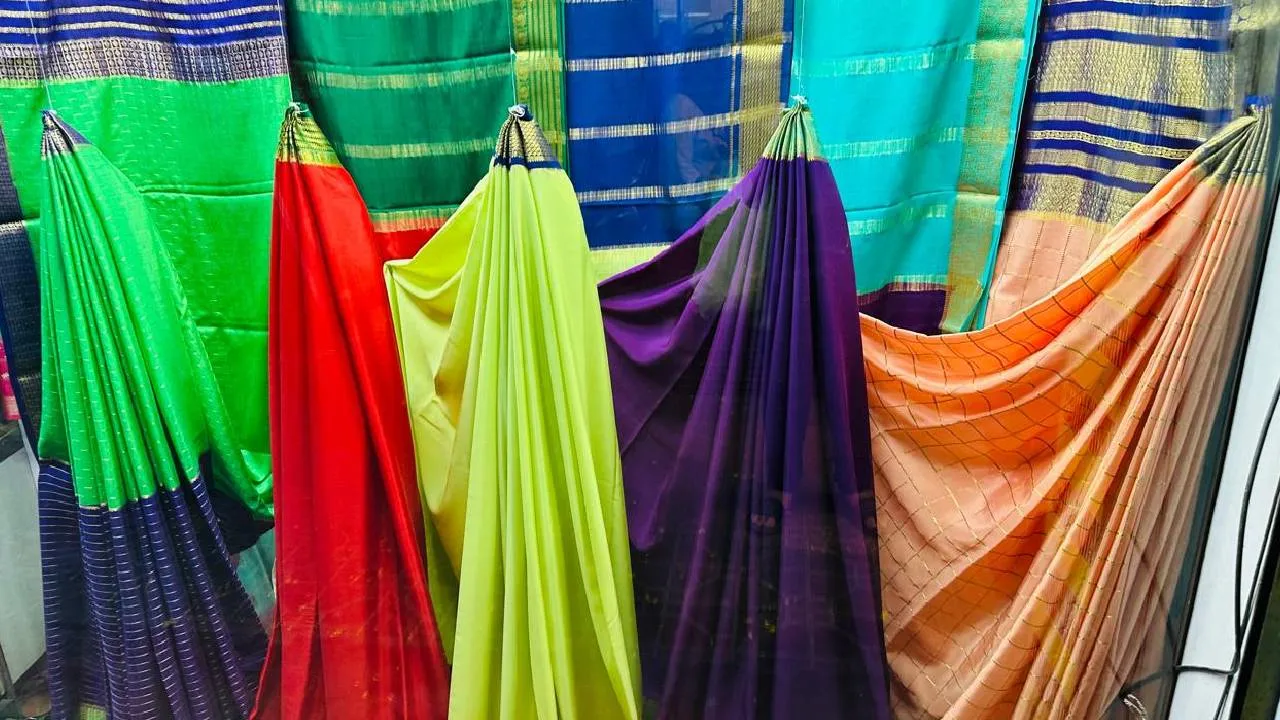 Festive Season Saree Shopping 2025: ಗೌರಿ ಹಬ್ಬಕ್ಕೆ ಹೆಚ್ಚಾಯ್ತು ಸೀರೆ ಖರೀದಿ - Image 1