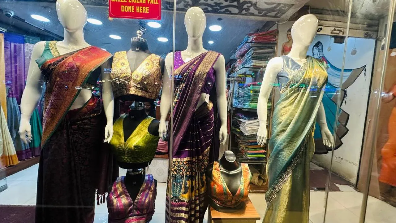Festive Season Saree Shopping 2025: ಗೌರಿ ಹಬ್ಬಕ್ಕೆ ಹೆಚ್ಚಾಯ್ತು ಸೀರೆ ಖರೀದಿ - Image 2