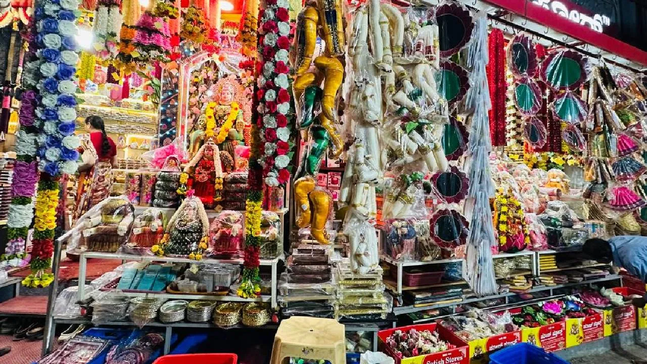 Festive Season Shopping 2025: ಶುರುವಾಯ್ತು ಗೌರಿ-ಗಣೇಶ ಹಬ್ಬದ ವೀಕೆಂಡ್ ಭರ್ಜರಿ ಶಾಪಿಂಗ್ - Image 1