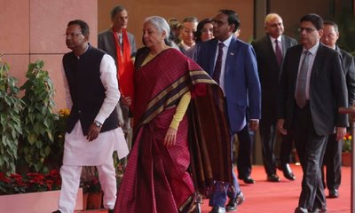 ತಮಿಳುನಾಡಿನ ಕಾಂಚೀವರಂ ಸೀರೆಯುಟ್ಟ ನಿರ್ಮಲಾ ಸೀತಾರಾಮನ್