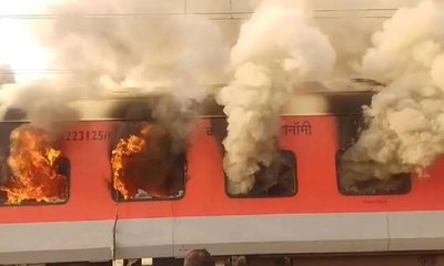 ಚಲಿಸುತ್ತಿದ್ದ ರೈಲಿನಲ್ಲಿ ಏಕಾಏಕಿ ಬೆಂಕಿ
