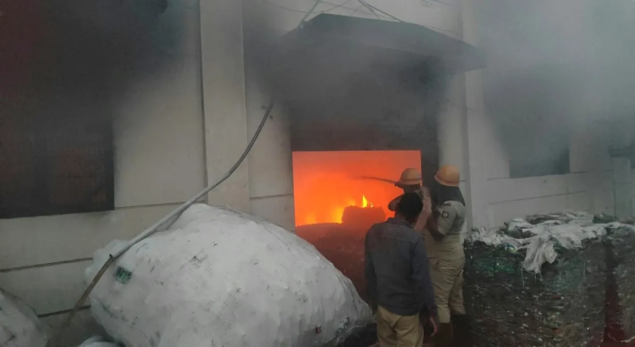 Massive fire at a plastic factory: ಪ್ಲಾಸ್ಟಿಕ್ ಫ್ಯಾಕ್ಟರಿಯಲ್ಲಿ ಭೀಕರ ಅಗ್ನಿ ಅವಘಡ, ಲಕ್ಷಾಂತರ ರೂ.ಮೌಲ್ಯದ ವಸ್ತುಗಳು ಭಸ್ಮ!