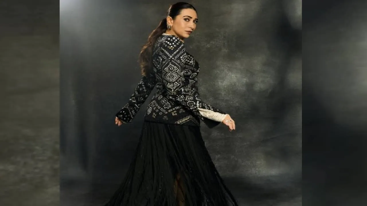 Star Fashion 2026: ಡಿಸೈನರ್‌ ಜಾಕೆಟ್‌ ಫ್ರಿಂಜ್‌ ಸ್ಕರ್ಟ್‌ನಲ್ಲಿ ಮಿನುಗಿದ ಕರೀಷ್ಮಾ ಕಪೂರ್‌ - Image 3