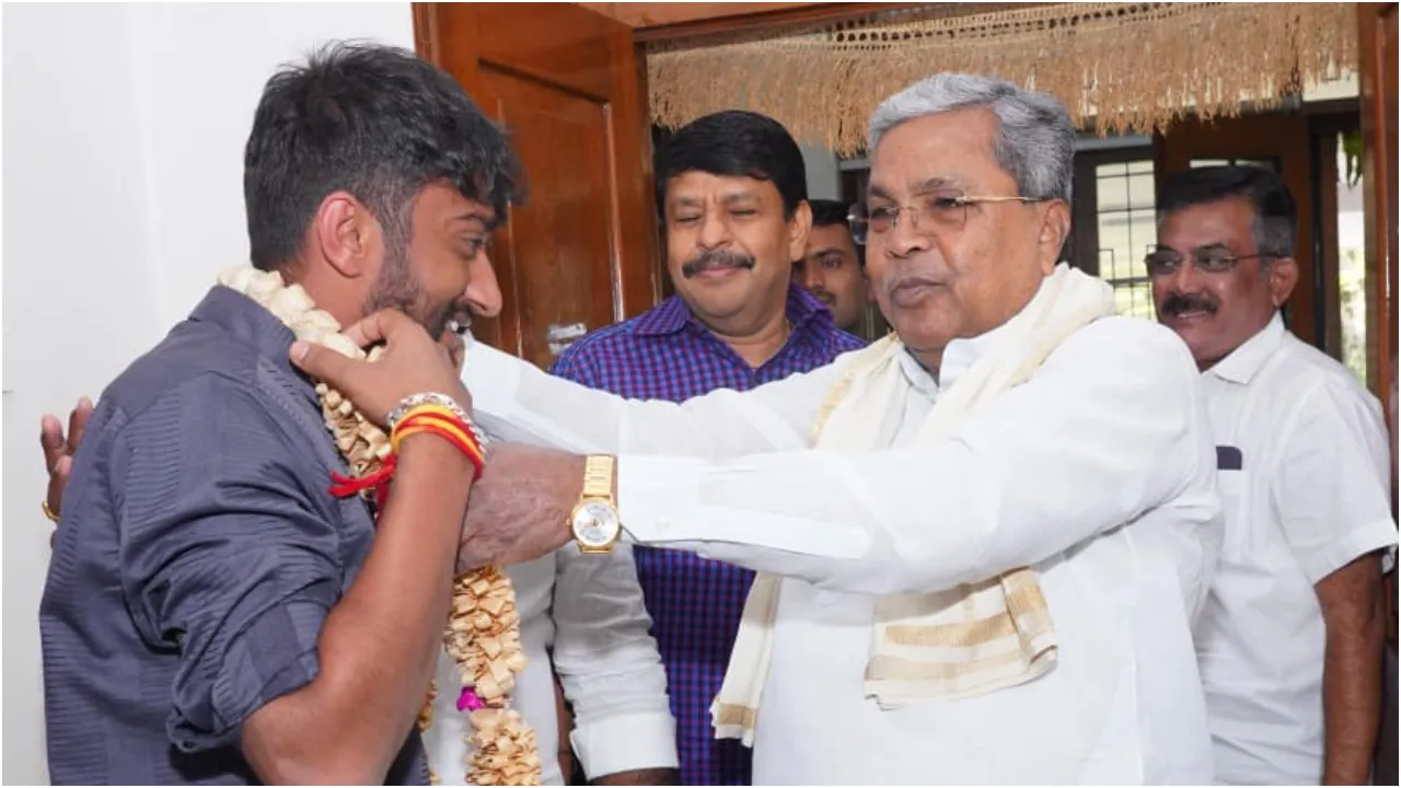 ʻಬಿಗ್‌ ಬಾಸ್‌ ಕನ್ನಡ 12ʼ ಶೋನಲ್ಲಿ ಗೆದ್ದ ಗಿಲ್ಲಿ ನಟನಿಗೆ ಸಿಕ್ತು ಸಿಎಂ ಸಿದ್ದರಾಮಯ್ಯ ಆಶೀರ್ವಾದ; ಇಲ್ಲಿವೆ ನೋಡಿ ಫೋಟೋಗಳು - Image 1