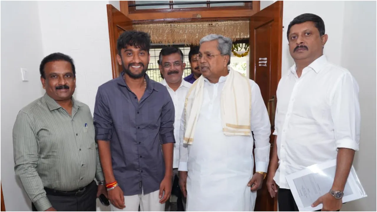 ʻಬಿಗ್‌ ಬಾಸ್‌ ಕನ್ನಡ 12ʼ ಶೋನಲ್ಲಿ ಗೆದ್ದ ಗಿಲ್ಲಿ ನಟನಿಗೆ ಸಿಕ್ತು ಸಿಎಂ ಸಿದ್ದರಾಮಯ್ಯ ಆಶೀರ್ವಾದ; ಇಲ್ಲಿವೆ ನೋಡಿ ಫೋಟೋಗಳು - Image 4