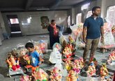 ಉಚಿತ ಗಣೇಶ ವಿಗ್ರಹ ಹಂಚಿಕೆ: ಸ್ಥಳೀಯ ಕುಂಬಾರರ ಬದುಕಿಗೆ ಸಂಕಷ್ಟ