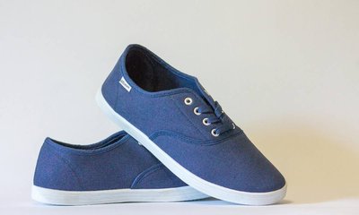 ರಸ್ತೆ ಬದಿಯಲ್ಲಿ ಮಲಗಿದ್ದ ವ್ಯಕ್ತಿಯೊಬ್ಬನ ಶೂ ಕದ್ದ ಕಸ ಆಯುವ ವ್ಯಕ್ತಿ