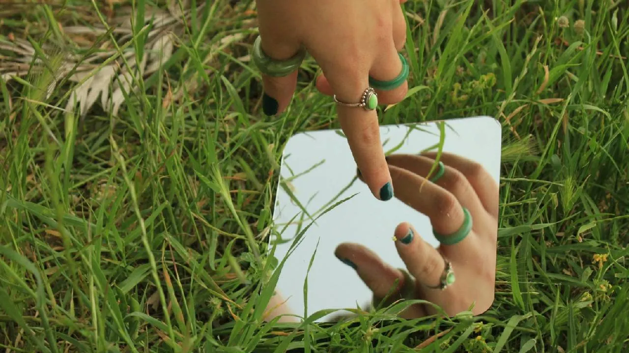 Gen G Fashion 2026: ಕಾಲೇಜು ಹುಡುಗಿಯರ ಕೈ ಬೆರಳುಗಳನ್ನು ಆಡಿಸುತ್ತಿರುವ ಮಿಡಿ ರಿಂಗ್ಸ್! - Image 1