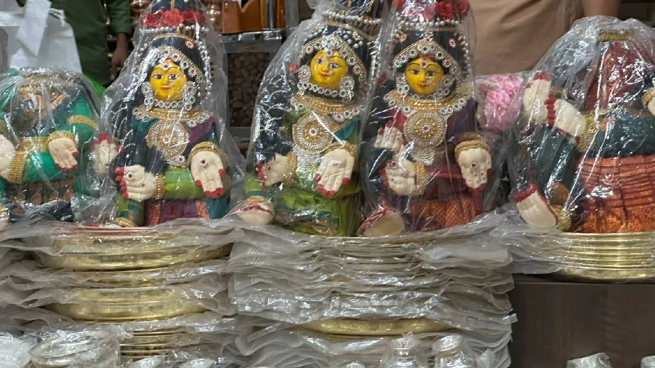 Festival Shopping 2026: ಗೌರಿ-ಗಣೇಶನ ಹಬ್ಬಕ್ಕೆ ಶುರುವಾದ ಪೂಜಾ ಸಾಮಗ್ರಿಗಳ ಶಾಪಿಂಗ್ - Image 1