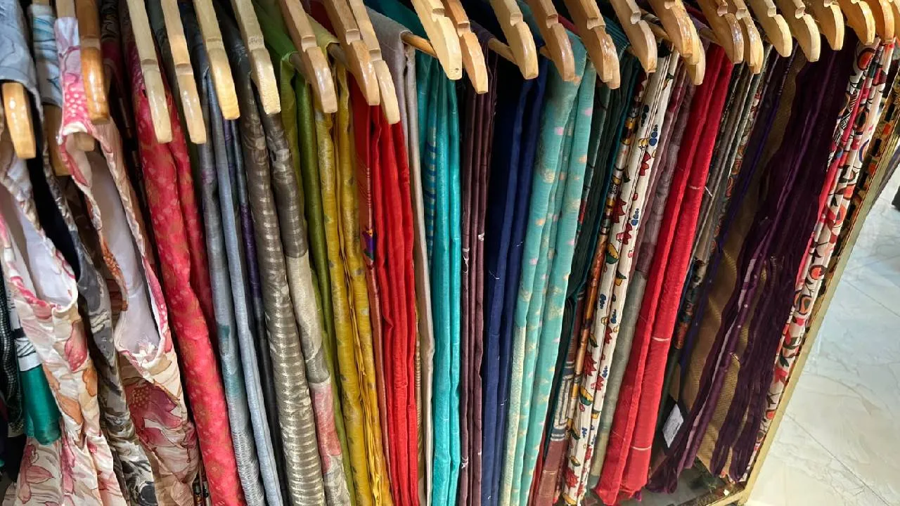 Saree Shopping Ideas 2026: ಗೌರಿ ಹಬ್ಬಕ್ಕೆ ಟ್ರೆಂಡಿಯಾಗಿರುವ ಸೀರೆ ಶಾಪಿಂಗ್‌ಗೆ ಇಲ್ಲಿವೆ 5 ಸಿಂಪಲ್ ಐಡಿಯಾ - Image 1