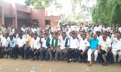 ಯಾರು ಬರಲಿ ಬಿಡಲಿ ಹೋರಾಟಕ್ಕೆ ಸಿದ್ಧ ಎಂದ ರೈತರು..!!