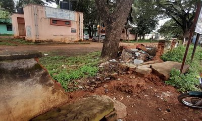 ಕಾಂಪೌಂಡ್ ನಿರ್ಮಾಣಕ್ಕೆ ಒತ್ತಾಯಿಸಿ ಗುಬ್ಬಿ ಹಿತ ರಕ್ಷಣಾ ಸಮಿತಿ ಧರಣಿ