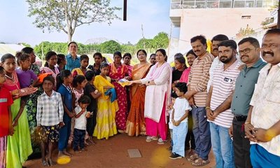 ಹುಟ್ಟುಹಬ್ಬ ಆಚರಣೆ: ಮೀನುಗಾರಿಕೆ ಮಹಿಳೆಯರಿಗೆ ಸೀರೆ ವಿತರಣೆ