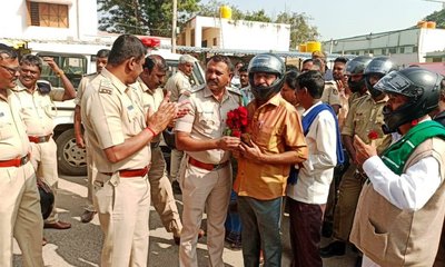 ಗುಲಾಬಿ ಹೂ ಕೊಟ್ಟು ಹೆಲ್ಮೆಟ್ ಜಾಗೃತಿ ಮೂಡಿಸಿದ ಪೊಲೀಸರು