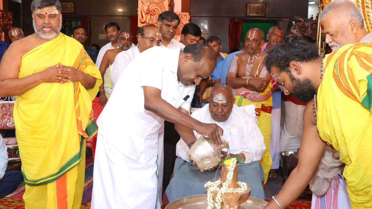 Mahashivratri 2026: ಮಲೆ ಮಹದೇಶ್ವರ ದೇವಾಲಯಕ್ಕೆ ಸಿಎಂ ಭೇಟಿ, ತಂದೆ ಎಚ್.ಡಿ. ದೇವೇಗೌಡರ ಜತೆ ಶಿವನ ದರ್ಶನ ಪಡೆದ ಎಚ್‌ಡಿಕೆ - Image 5