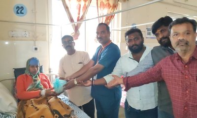 ಸರಕಾರಿ ಆಸ್ಪತ್ರೆಯಲ್ಲಿ ಹಾಗೂ ಆನಾಥಾಶ್ರಮದಲ್ಲಿ ಹಣ್ಣು ಹಂಪಲ ವಿತರಣೆ