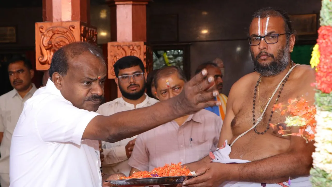 Mahashivratri 2026: ಮಲೆ ಮಹದೇಶ್ವರ ದೇವಾಲಯಕ್ಕೆ ಸಿಎಂ ಭೇಟಿ, ತಂದೆ ಎಚ್.ಡಿ. ದೇವೇಗೌಡರ ಜತೆ ಶಿವನ ದರ್ಶನ ಪಡೆದ ಎಚ್‌ಡಿಕೆ - Image 6