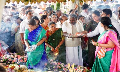ಚೆನ್ನಮ್ಮ ಸಮಾಧಿ ದರ್ಶನಕ್ಕೆ ಹರಿದುಬಂದ ಜನಸಾಗರ; ಎಚ್‌ಡಿಕೆ ಕೃತಜ್ಞತೆ