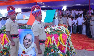 ಸರ್ಕಾರಿ ಗೌರವಗಳೊಂದಿಗೆ ನೆರವೇರಿದ ಶಾಸಕ ಎಚ್‌.ವೈ.ಮೇಟಿ ಅಂತ್ಯಕ್ರಿಯೆ