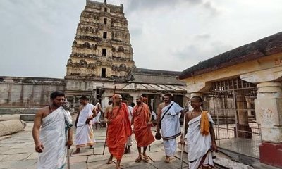 ಶ್ರೀ ಸ್ವರ್ಣವಲ್ಲೀ ಉಭಯ ಶ್ರೀಗಳಿಂದ ಹಂಪಿ ಕ್ಷೇತ್ರ ಭೇಟಿ
