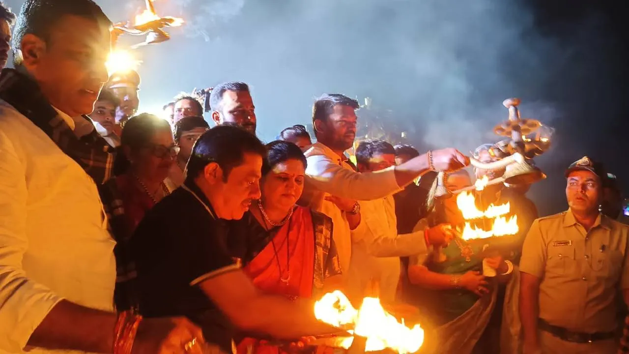 Hampi Utsav: ಕಾಶಿ ಗಂಗಾರತಿ ಮಾದರಿಯಲ್ಲಿ ಹಂಪಿಯಲ್ಲಿ ನೆರವೇರಿದ ತುಂಗಾರತಿ