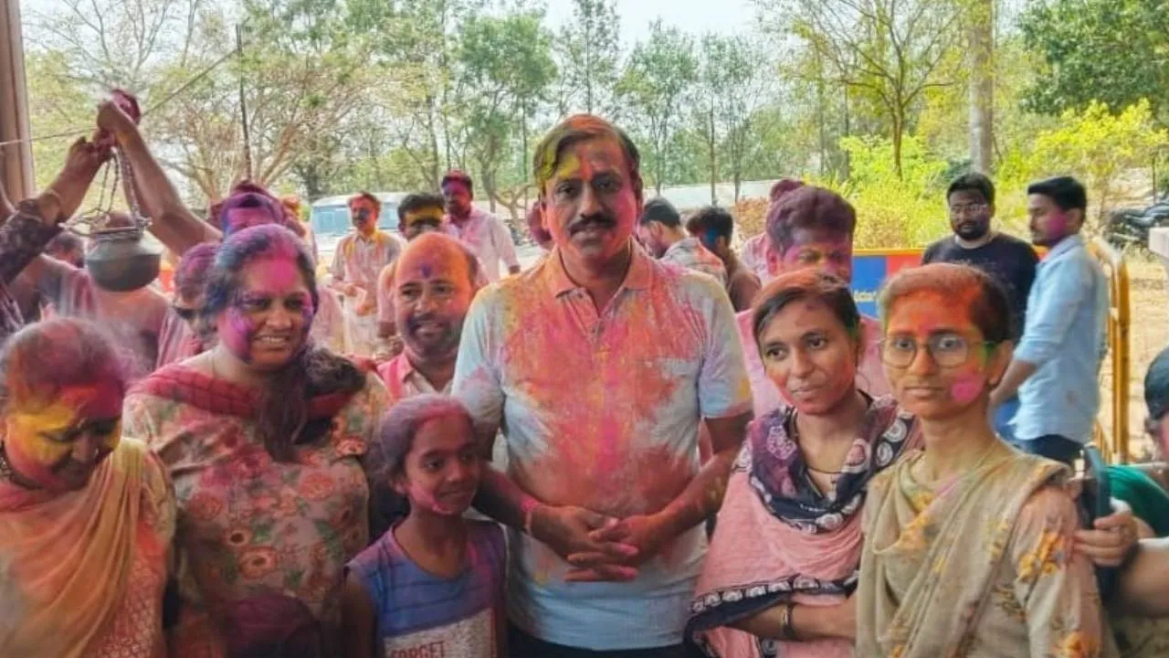 Holi 2026: ಹಾವೇರಿ ಜಿಲ್ಲೆಯಲ್ಲಿ ಸಡಗರ ಸಂಭ್ರಮದಿಂದ ಹೋಳಿ ಆಚರಣೆ; ಬಣ್ಣದೋಕುಳಿಯಲ್ಲಿ ಮಿಂದೆದ್ದ ಜನ