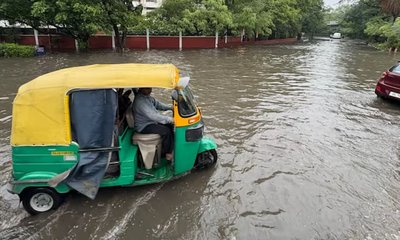 ದೆಹಲಿ-ಎನ್‌ಸಿಆರ್‌ನಲ್ಲಿ ಭಾರೀ ಮಳೆ;  ಮುಳುಗಡೆಗೊಂಡ ರಸ್ತೆಗಳು