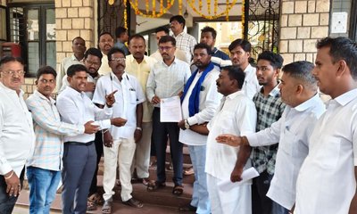 ದಲಿತ ಸಚಿವರಿಗೆ ಅವಮಾನ ಖಂಡಿಸಿ ಹೊಸಪೇಟೆಯಲ್ಲಿ ಪ್ರತಿಭಟನೆ
