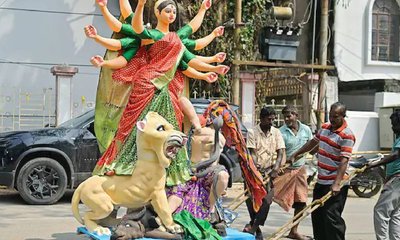 ದುರ್ಗಾ ದೇವಿ ವಿಗ್ರಹ ಮೆರವಣಿಗೆಯ ವೇಳೆ ಮೊಟ್ಟೆ ಎಸೆದ ಕಿಡಿಗೇಡಿಗಳು!