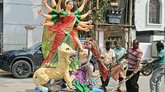 ದುರ್ಗಾ ದೇವಿ ವಿಗ್ರಹ ಮೆರವಣಿಗೆಯ ವೇಳೆ ಮೊಟ್ಟೆ ಎಸೆದ ಕಿಡಿಗೇಡಿಗಳು!