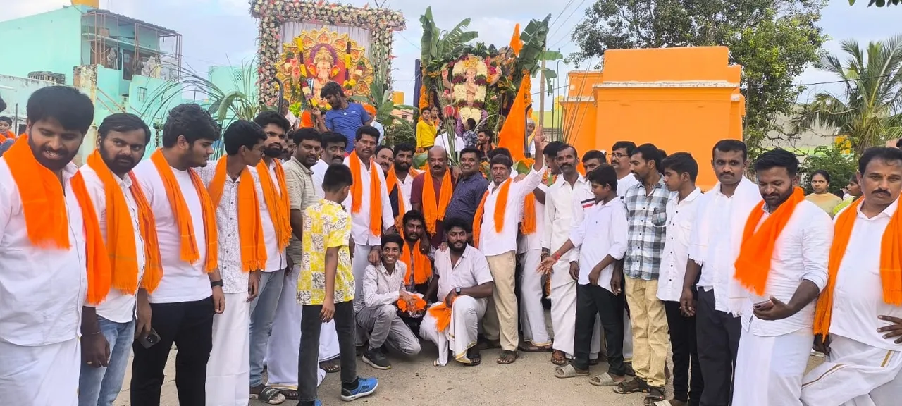 Bagepally Ganeshotsava: ಗೂಳೂರು ರೆಡ್ಡಿ ಯುವ ಬಳಗ ವತಿಯಿಂದ ಪ್ರತಿಷ್ಠಾಪಿಸಿದ್ದ 4ನೇ ವರ್ಷದ ಗೌರಿ, ಗಣೇಶ ಮೂರ್ತಿ ವಿಸರ್ಜನೋತ್ಸವ