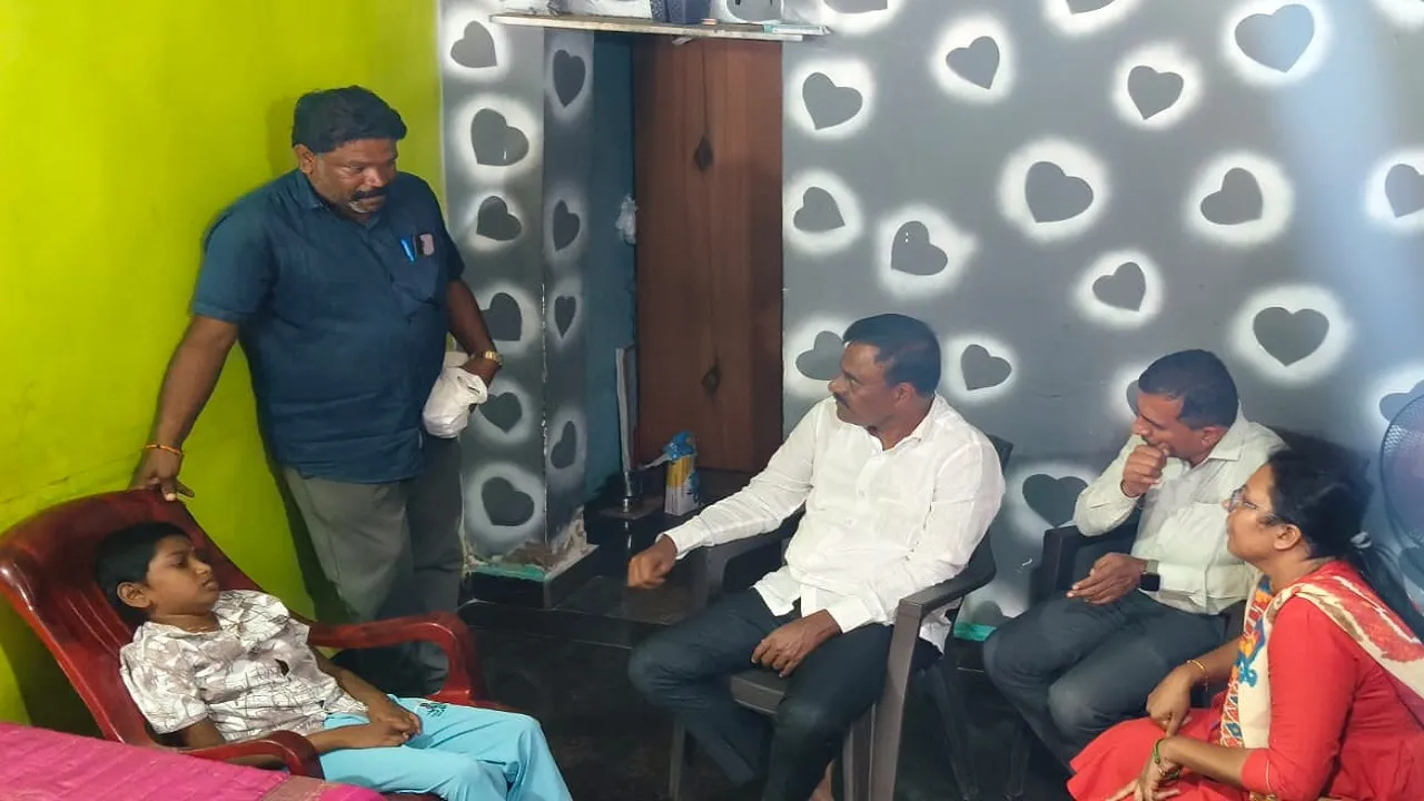 MLA S R Srinivas: ಕ್ಯಾನ್ಸರ್ ಪೀಡಿತ ಯೋಗಿತಾಳಿಗೆ ಚಿಕಿತ್ಸೆಗೆ ನೆರವಾದ ತಾಲ್ಲೂಕು ಕಚೇರಿ ಮತ್ತು ತಾಲ್ಲೂಕು ಪಂಚಾಯಿತಿ ಸಿಬ್ಬಂದಿ