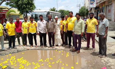 ರಸ್ತೆ ಗುಂಡಿಗೆ ಪೂಜೆ ಮಾಡಿ ಕೆ ಆರ್ ಎಸ್ ಪಕ್ಷದ ವಿನೂತನ ಪ್ರತಿಭಟನೆ
