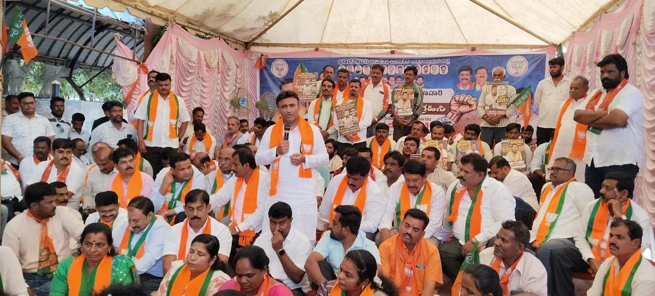 BJP Protest: ಚಿಕ್ಕಬಳ್ಳಾಪುರದಲ್ಲಿ ನಾಗೇಂದ್ರ ವಿರುದ್ಧ ಬಿಜೆಪಿ ಅನಿರ್ದಿಷ್ಟಾವಧಿ ಧರಣಿ