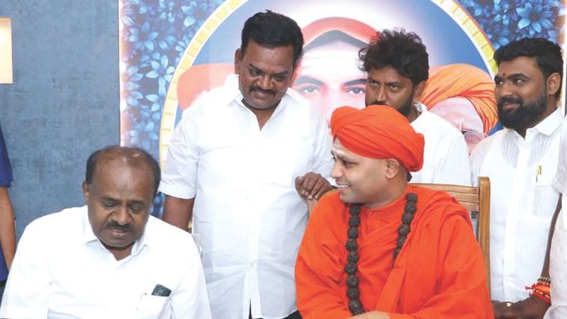 Immadi Siddharameshwara Swamiji and HDK