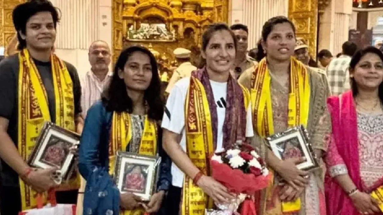 Indian Women's Cricket Team: ಫೈನಲ್‌ಗೂ ಮುನ್ನ ಮುಂಬೈನ ಸಿದ್ಧಿ ವಿನಾಯಕ ದೇವಾಲಯಕ್ಕೆ ಭೇಟಿ ನೀಡಿದ ಟೀಮ್‌ ಇಂಡಿಯಾ