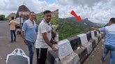 ನಾಗರಿಕ ಪ್ರಜ್ಞೆಯ ಕೊರತೆ: ಮದ್ಯದ ಬಾಟಲ್‌ ರಸ್ತೆಗೆ ಎಸೆದ ವ್ಯಕ್ತಿ