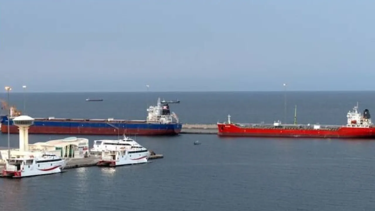 ಕದನ ವಿರಾಮ ಜಾರಿಯಾದರೂ ಬಗೆಹರಿದಿಲ್ಲ ಸಮಸ್ಯೆ; ಹಾರ್ಮೊಜ್‌ನಲ್ಲಿ ಅನುಮತಿ ಪಡೆಯದ ಹಡಗು ನಾಶ ಎಂದ ಇರಾನ್‌