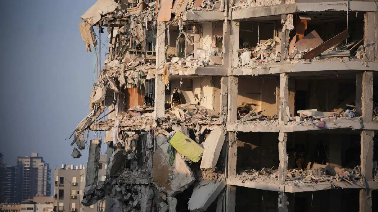 Israel-Iran Conflict:  ನಿಲ್ಲುತ್ತಿಲ್ಲ ಇಸ್ರೇಲ್‌- ಇರಾನ್‌ ಸಮರ;  ಕಟ್ಟಡಗಳು ಛಿದ್ರ.... ಜನರ ಬದುಕು ಬೀದಿ ಪಾಲು - Image 1