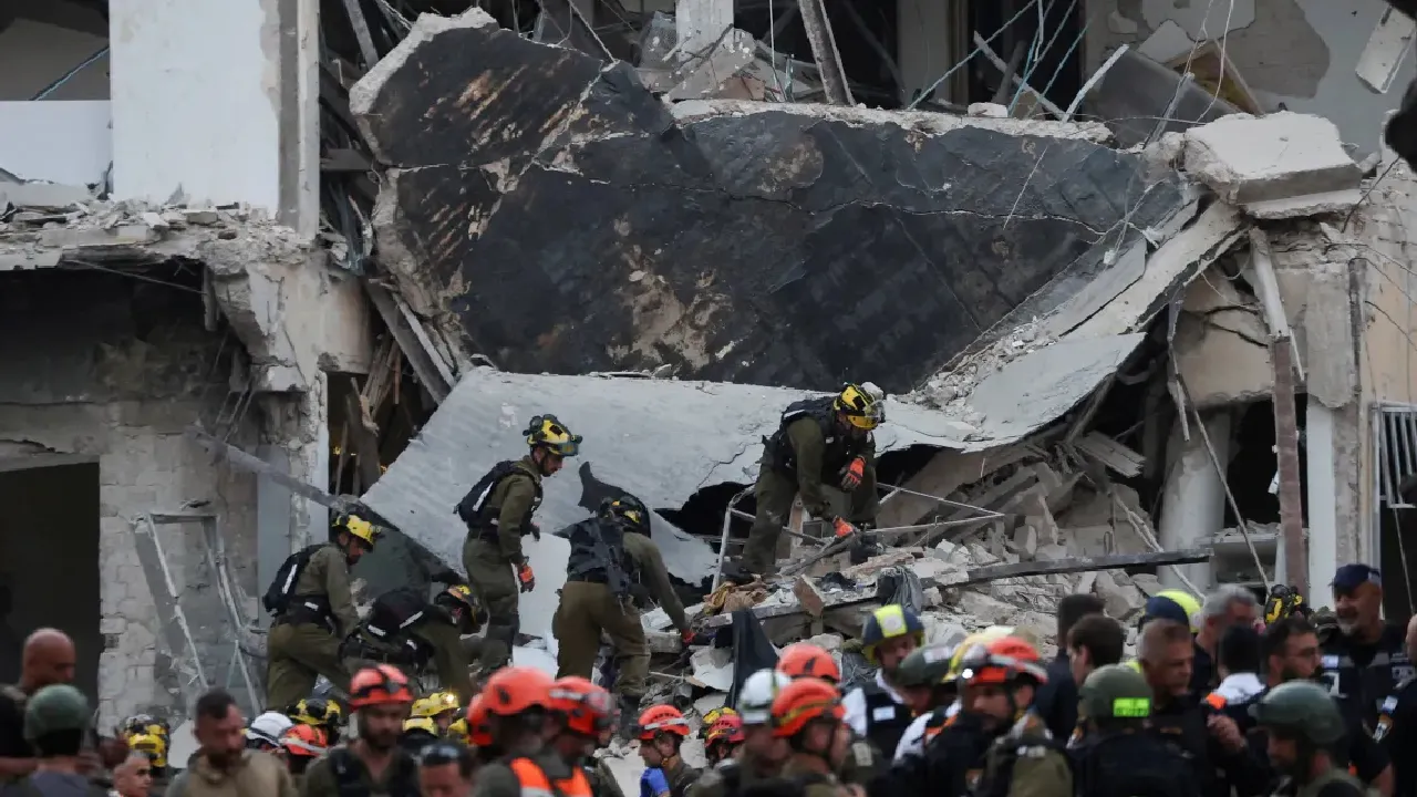 Israel-Iran Conflict:  ನಿಲ್ಲುತ್ತಿಲ್ಲ ಇಸ್ರೇಲ್‌- ಇರಾನ್‌ ಸಮರ;  ಕಟ್ಟಡಗಳು ಛಿದ್ರ.... ಜನರ ಬದುಕು ಬೀದಿ ಪಾಲು - Image 2