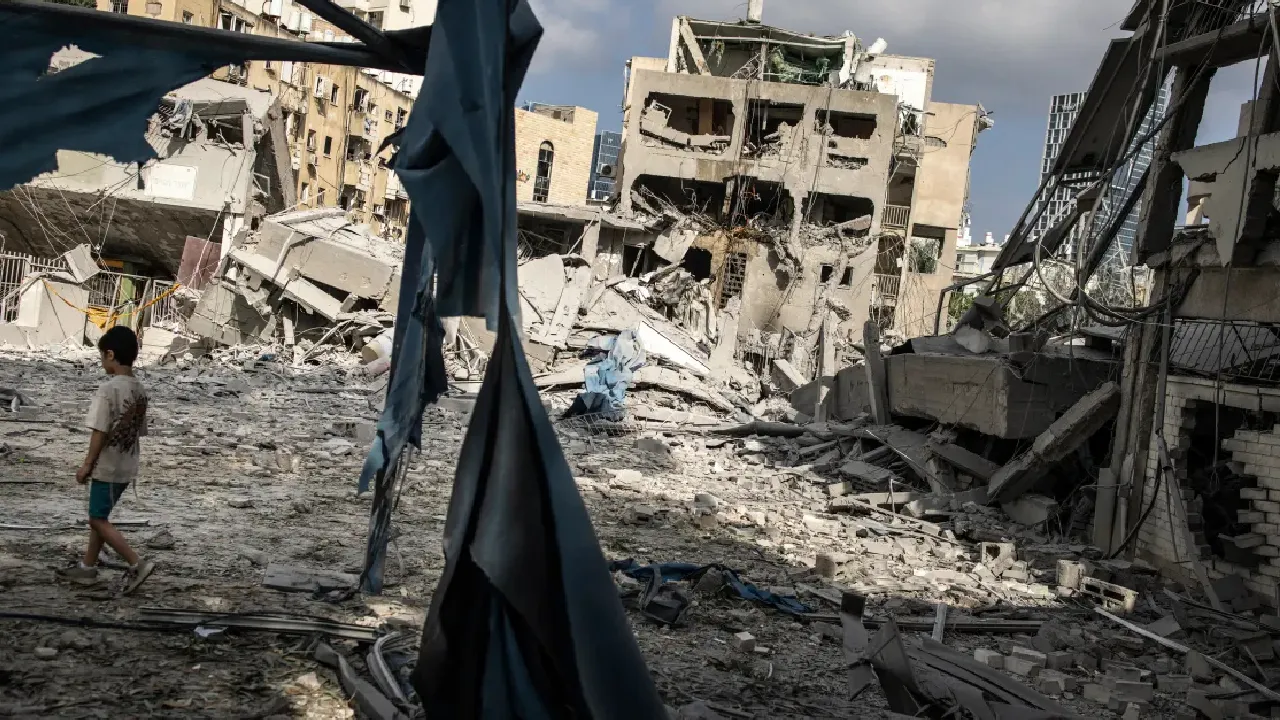 Israel-Iran Conflict:  ನಿಲ್ಲುತ್ತಿಲ್ಲ ಇಸ್ರೇಲ್‌- ಇರಾನ್‌ ಸಮರ;  ಕಟ್ಟಡಗಳು ಛಿದ್ರ.... ಜನರ ಬದುಕು ಬೀದಿ ಪಾಲು - Image 3