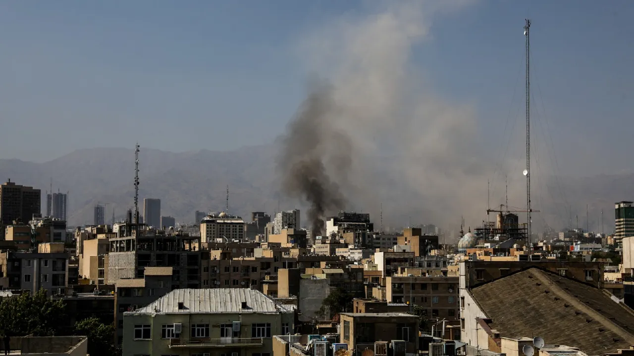 Israel-Iran Conflict:  ನಿಲ್ಲುತ್ತಿಲ್ಲ ಇಸ್ರೇಲ್‌- ಇರಾನ್‌ ಸಮರ;  ಕಟ್ಟಡಗಳು ಛಿದ್ರ.... ಜನರ ಬದುಕು ಬೀದಿ ಪಾಲು - Image 4