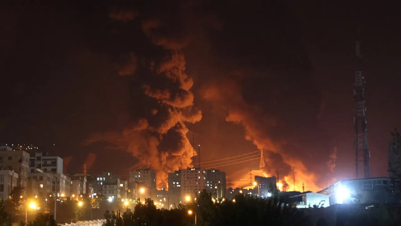 Israel-Iran Conflict:  ನಿಲ್ಲುತ್ತಿಲ್ಲ ಇಸ್ರೇಲ್‌- ಇರಾನ್‌ ಸಮರ;  ಕಟ್ಟಡಗಳು ಛಿದ್ರ.... ಜನರ ಬದುಕು ಬೀದಿ ಪಾಲು - Image 5