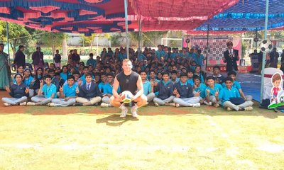 ಪೋಥರ್ ಇಂಟರ್‌ನ್ಯಾಷನಲ್ ಶಾಲೆಗೆ ಜೇಮೀ ನೈಟ್ ಭೇಟಿ