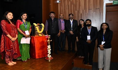 ಚಲನಚಿತ್ರಗಳು ಎರಡು ಟೇಬಲ್‌ಗಳ ಮೇಲೆ ರೂಪುಗೊಳ್ಳುತ್ತವೆ