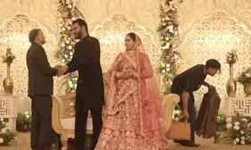 ಅತಿಥಿಯಂತೆ ಬಂದ ಕಳ್ಳ; ಸ್ಟೇಜ್ ಮೇಲೆಯೇ ವಧುವಿನ ಬ್ಯಾಗ್ ಕಿತ್ತು ಪರಾರಿ