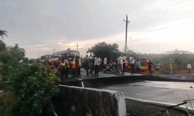 ಕುಸಿದ ಸೇತುವೆ; 20 ಕ್ಕೂ ಅಧಿಕ ಮನೆಗೆ ನುಗ್ಗಿದ ನೀರು