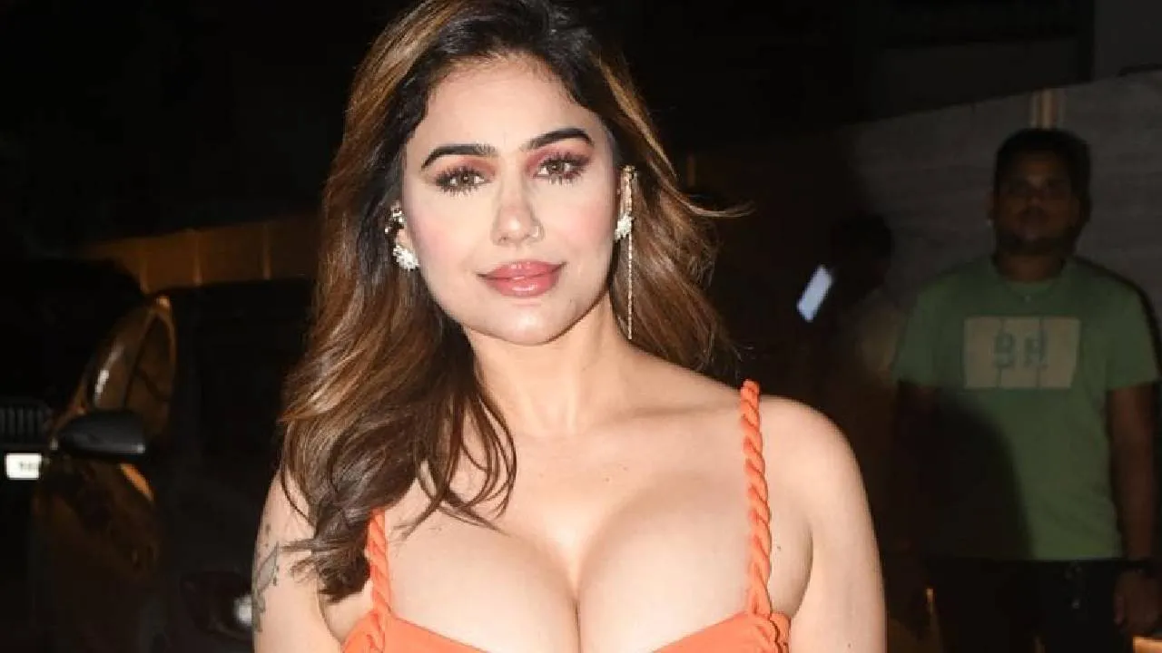 Kangna Sharma: ಡೀಪ್‌ ನೆಕ್‌ ಬಟ್ಟೆ ಧರಿಸಿ ಬೋಲ್ಡ್‌ ಆಗಿ ಕಾಣಿಸಿಕೊಂಡ ನಟಿ ಕಂಗನಾ ಶರ್ಮಾ - Image 1